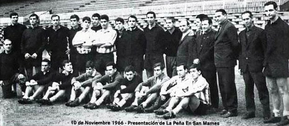 Foto histórica en blanco y negro: presentación de la peña en San Mamés el 10 de noviembre de 1966