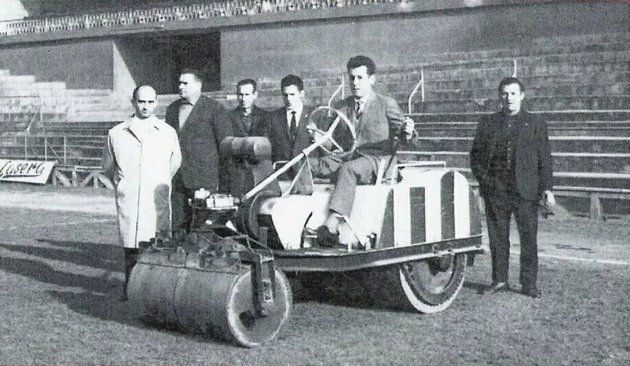 Foto histórica: miembros de la peña posando en el césped de San Mamés junto al rodillo pintado de rojiblanco
